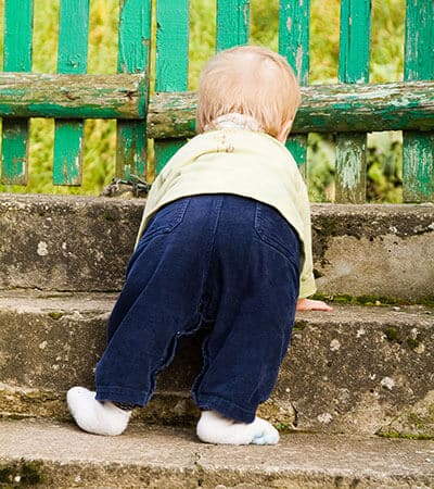 Baby auf Stufen Baby auf Stufen